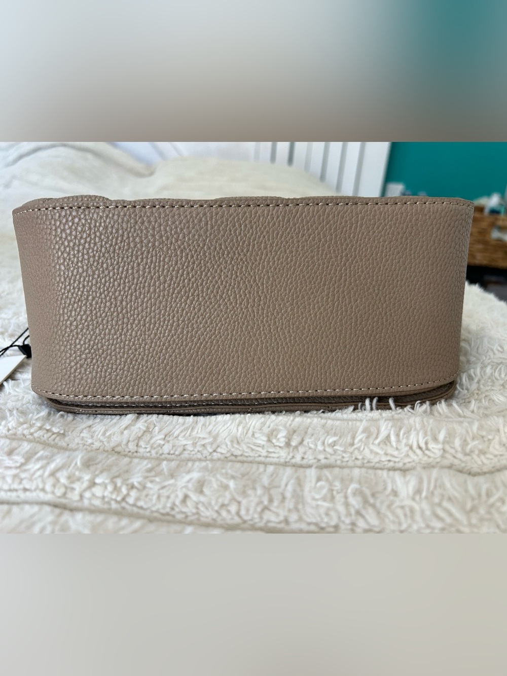 Elizabeth Grant Quilted Crossbody Bag with Gold Hardware - Picture 5 of 11